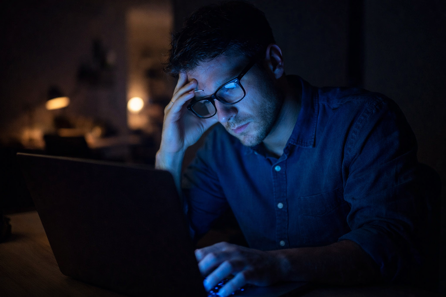 pekerja komputer terpapar cahaya layar saat bekerja di malam hari