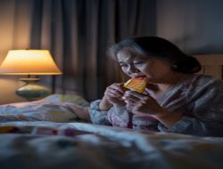 Waspada! Ngemil Tengah Malam Bisa Memicu Lonjakan Gula Darah – Ini 7 Alasan Medis yang…