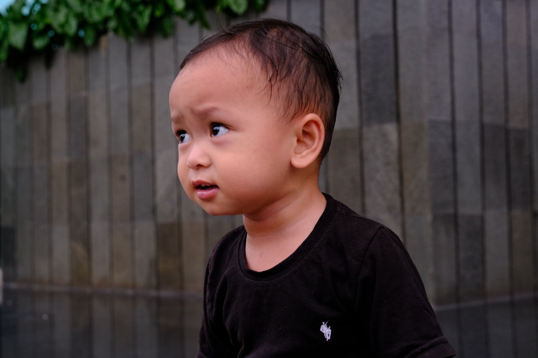 Anak mengekspresikan emosi dengan bahagia